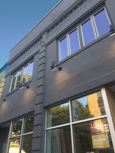 A building with a lease sign in the window.