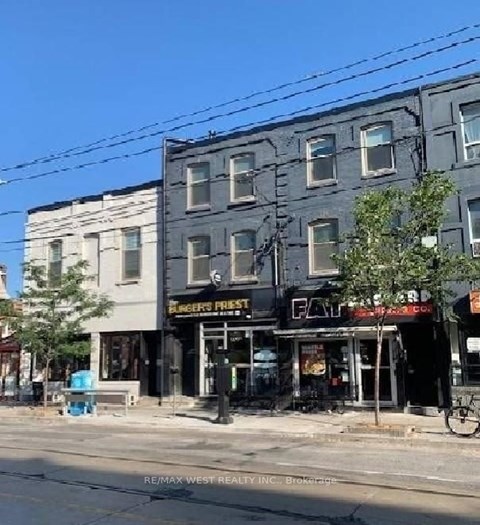 A street view of a building with the sign "Bangers Pizza" on it.