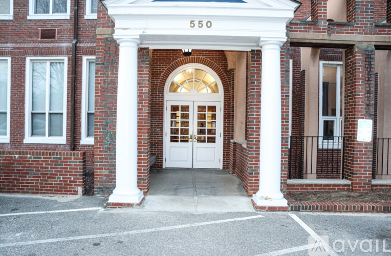 A building with the number 550 on it.