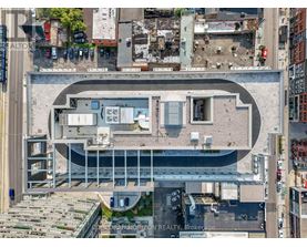 A top down view of a building with a pool in the middle.