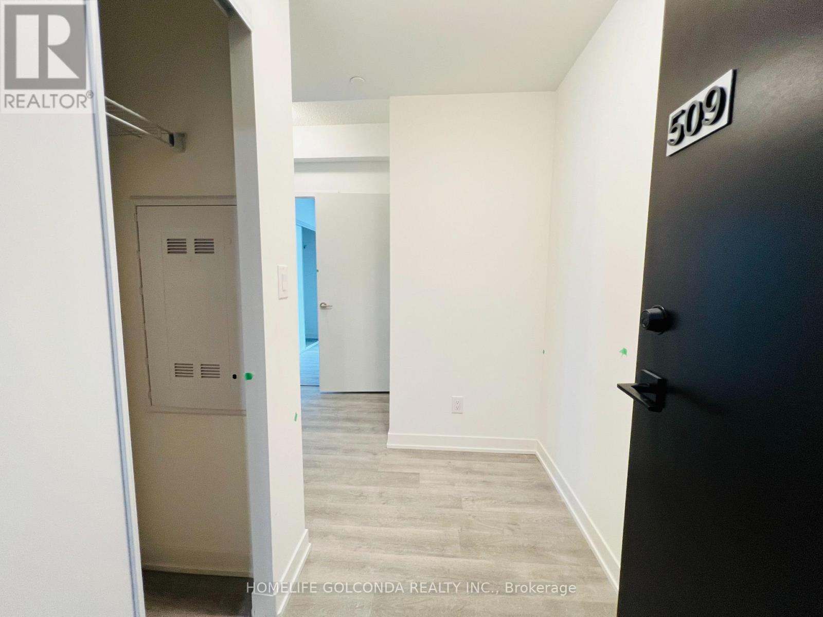 A room with a door numbered 509 and a sign that says REALTOR.