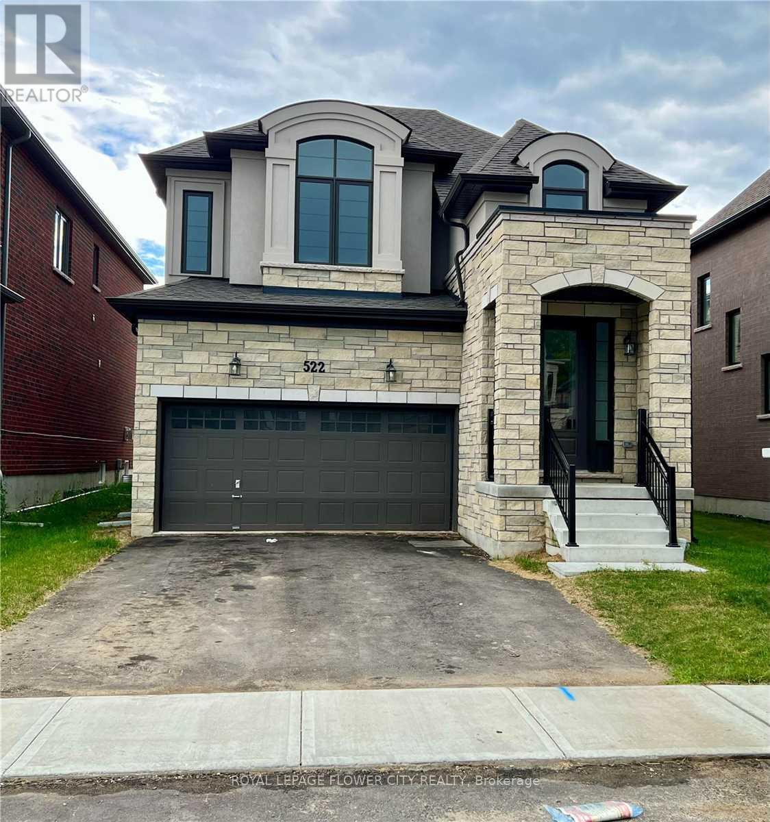 A house with the number 522 on it.