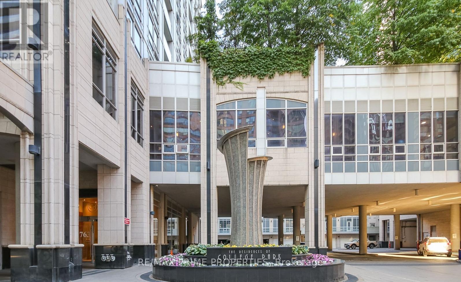 A large building with a fountain in front of it.