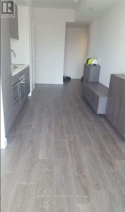 A modern kitchen with a grey floor and a grey counter.
