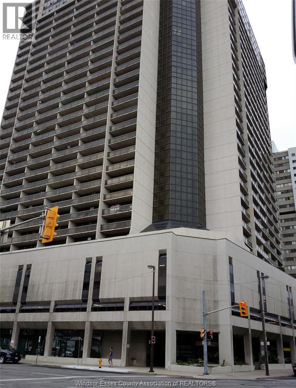 A building with a sign that says REALTOR.