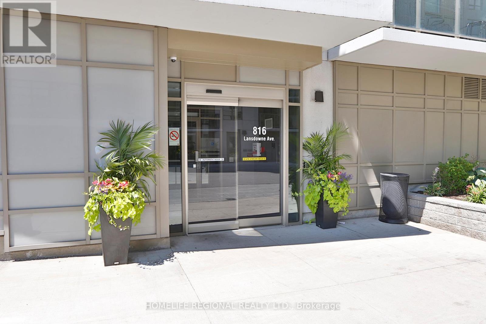 A building with a glass door and a sign that says 818.