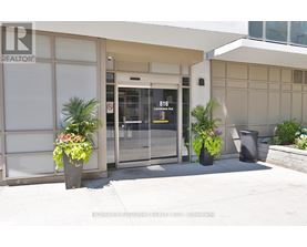 A building with a glass door and a sign that says 818.