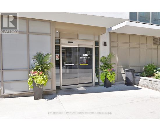 A building with a glass door and a sign that says 818.