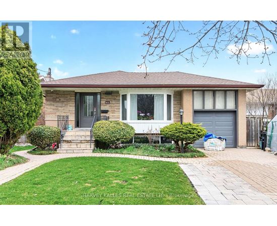A house with a front yard and a driveway.