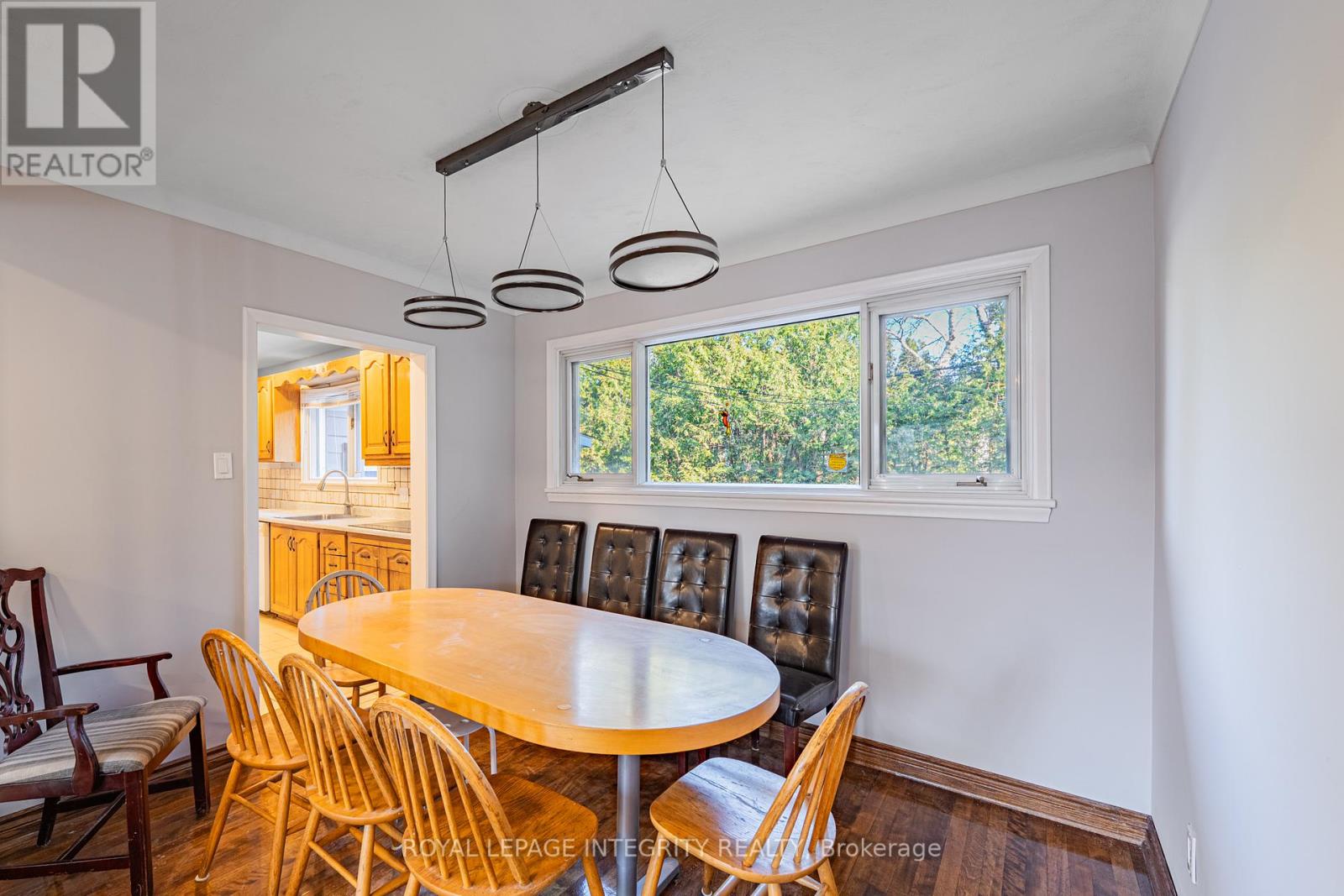 A dining room with a round table and chairs.