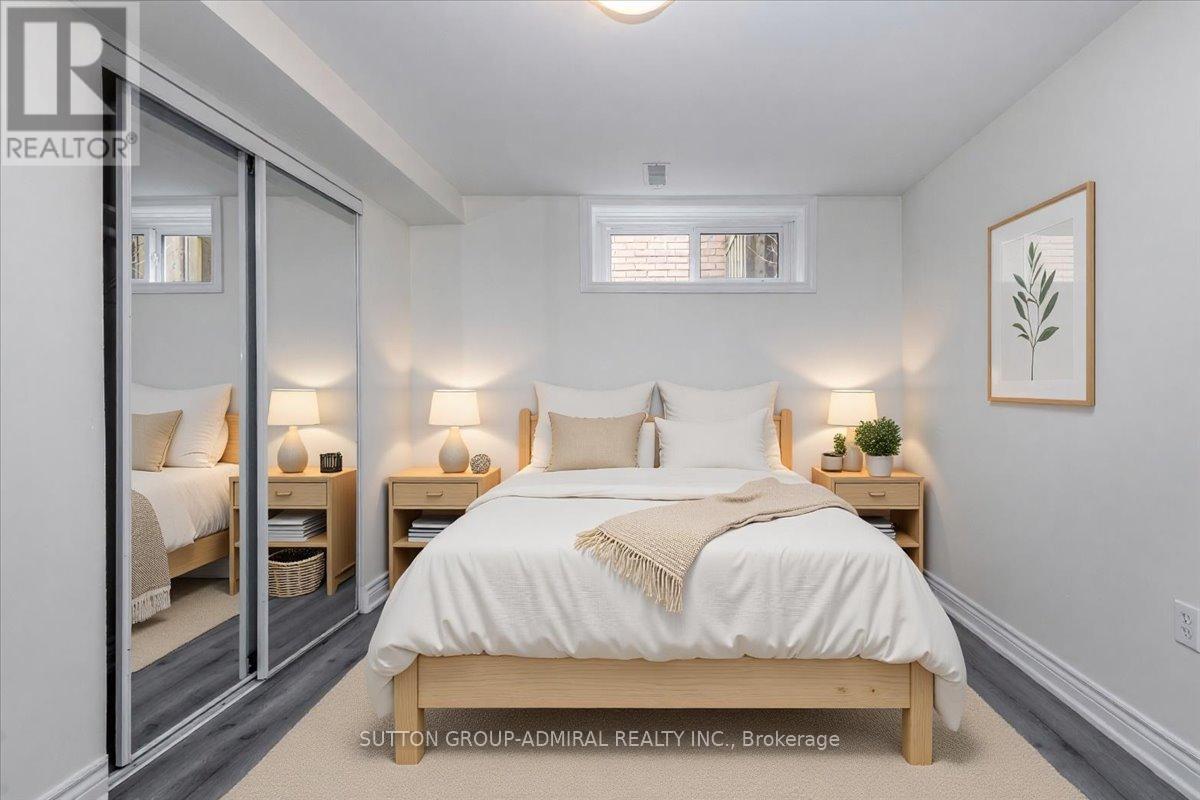A bedroom with a large bed and two nightstands with lamps.
