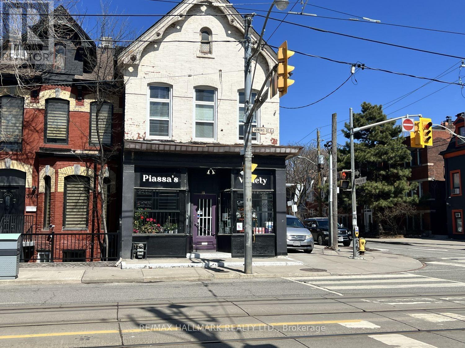 A street corner with a traffic light and a building with a sign that says "Piazza's".