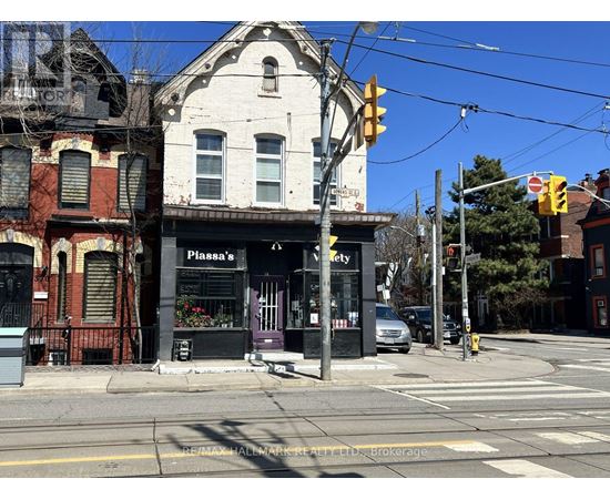A street corner with a traffic light and a building with a sign that says "Piazza's".