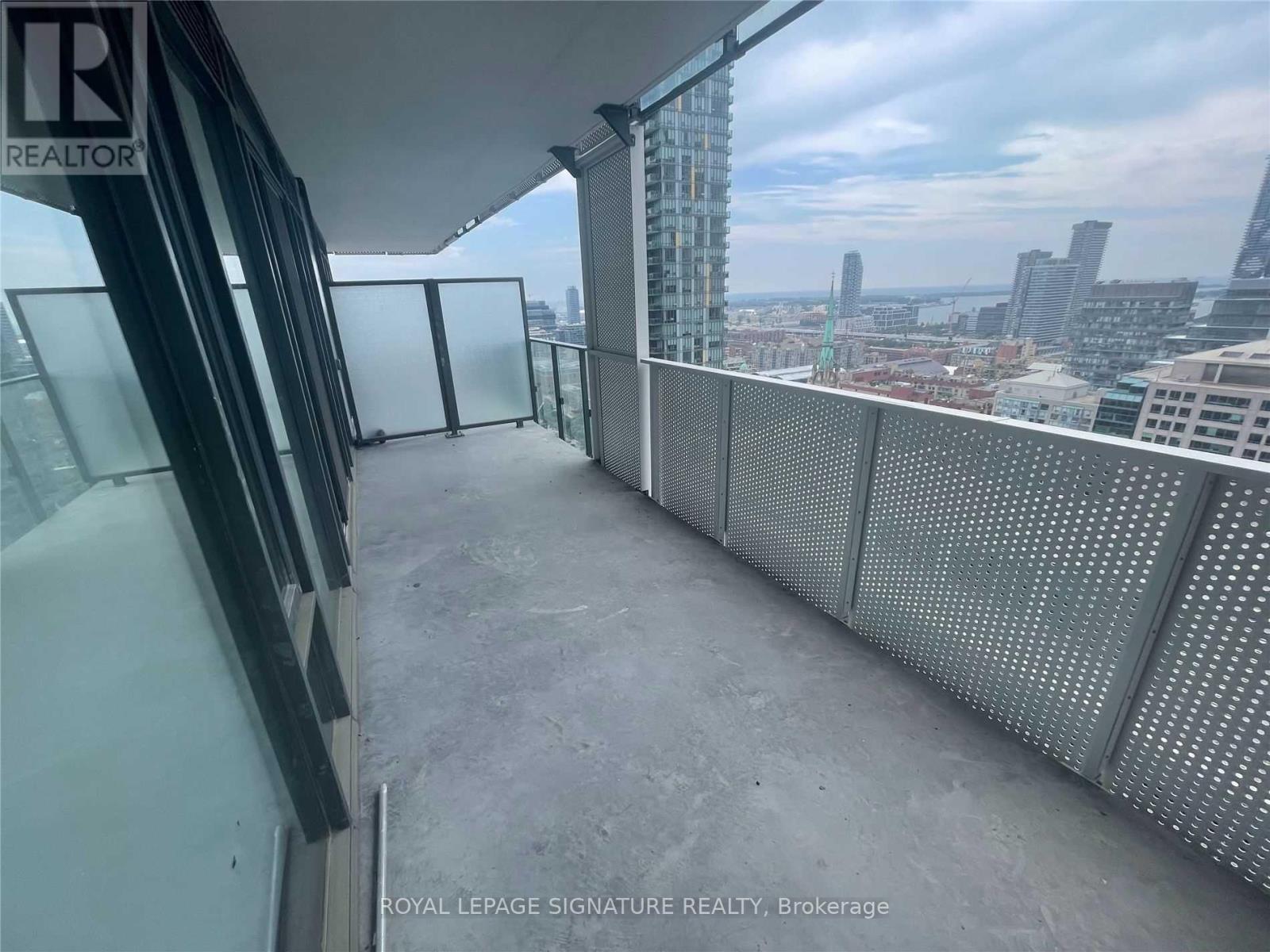 A balcony with a view of the cityscape.
