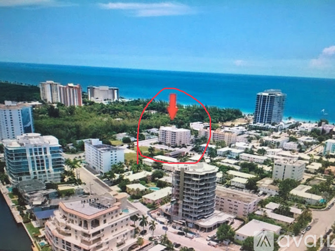 A red circle highlights a building in the middle of a cityscape.