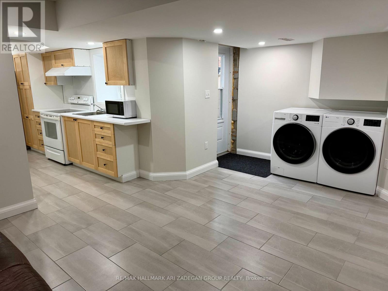 A laundry room with a washer and dryer.