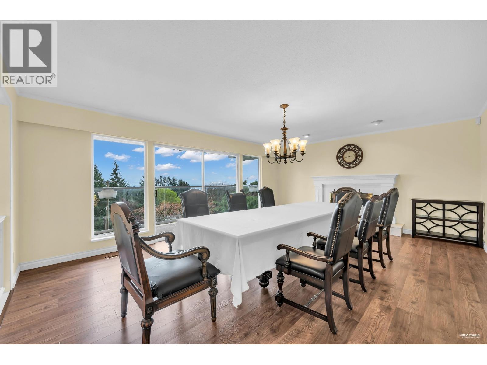 A dining room with a white table and chairs.