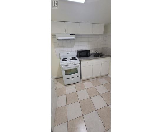 A kitchen with a white stove and a white oven.