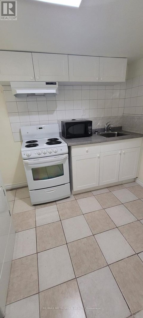 A kitchen with a white stove and a white oven.