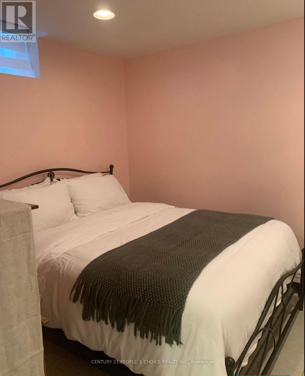 Bedroom with a bed and a blanket.