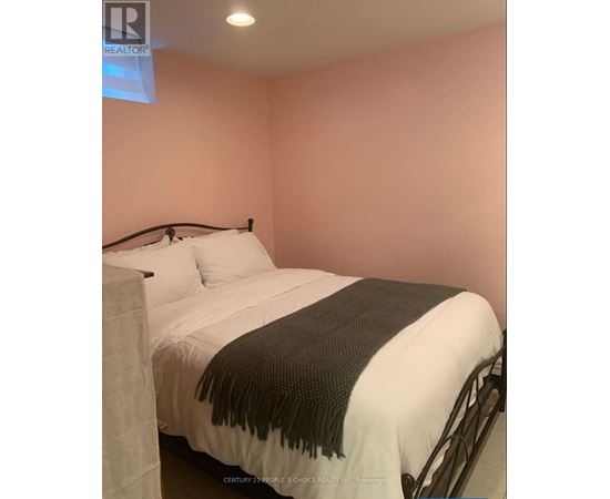 Bedroom with a bed and a blanket.