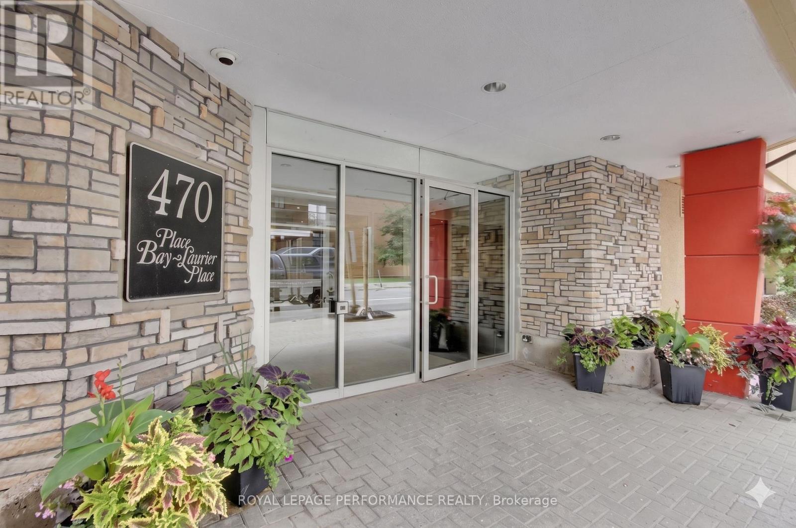 The entrance to a building with a sign that reads "470 Bay Lane".