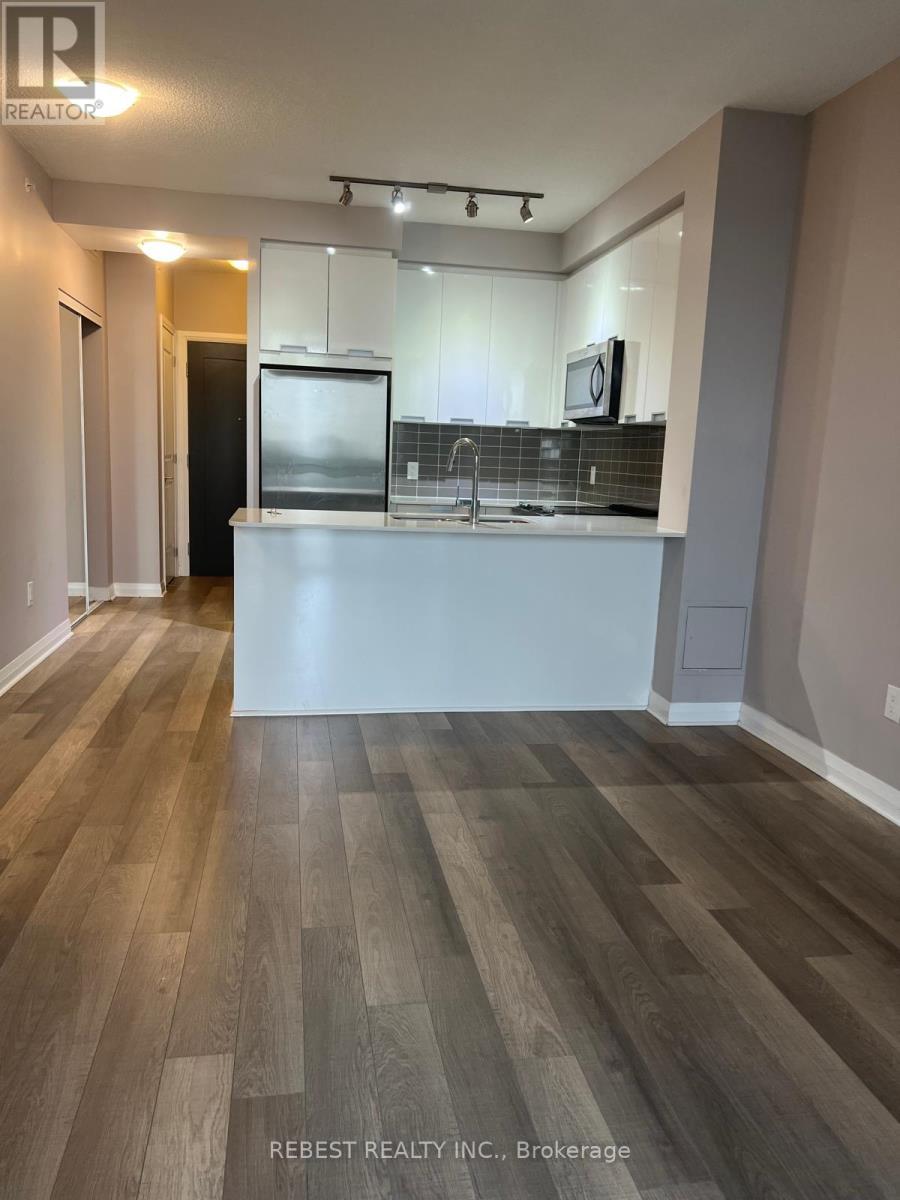 A modern kitchen with a bar area and a dining table.