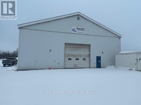 A large white building with a sign that says "TRAILCON".