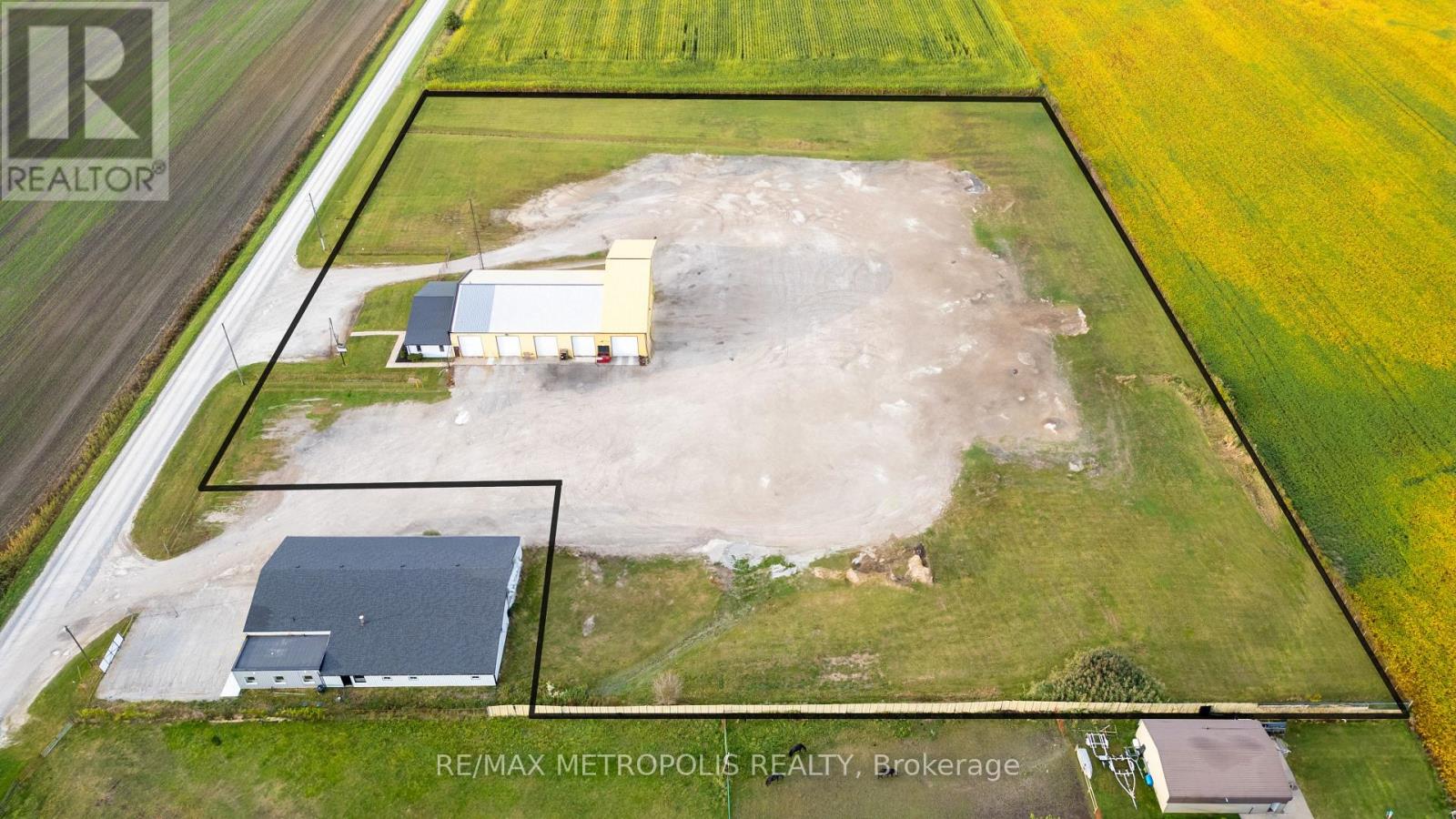 An aerial view of a property with a RE/MAX METROPOLITES REALTY logo.