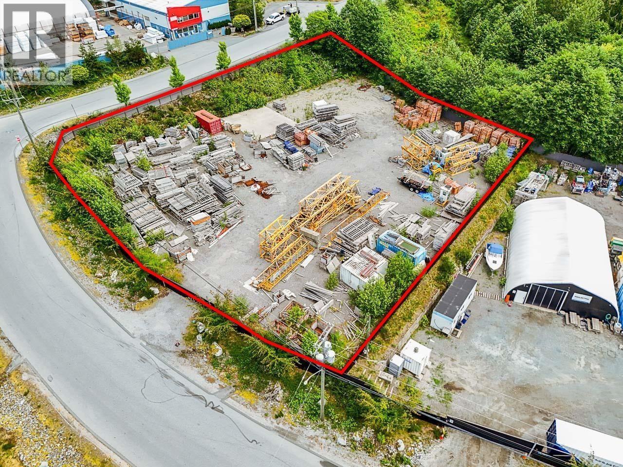 A red outlined area shows a junkyard with a lot of scrap metal and other items.
