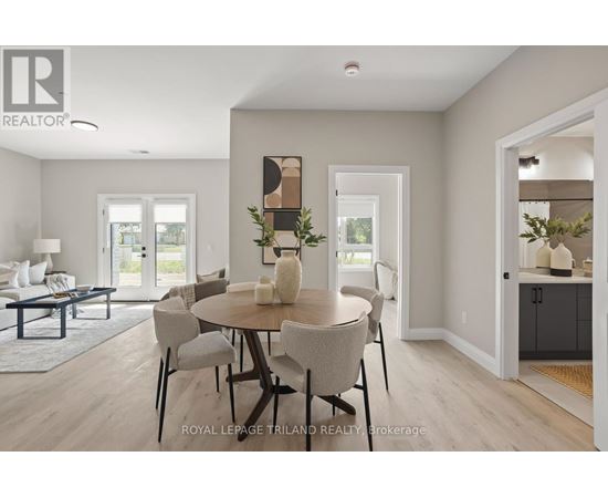 A dining room with a round table and chairs.
