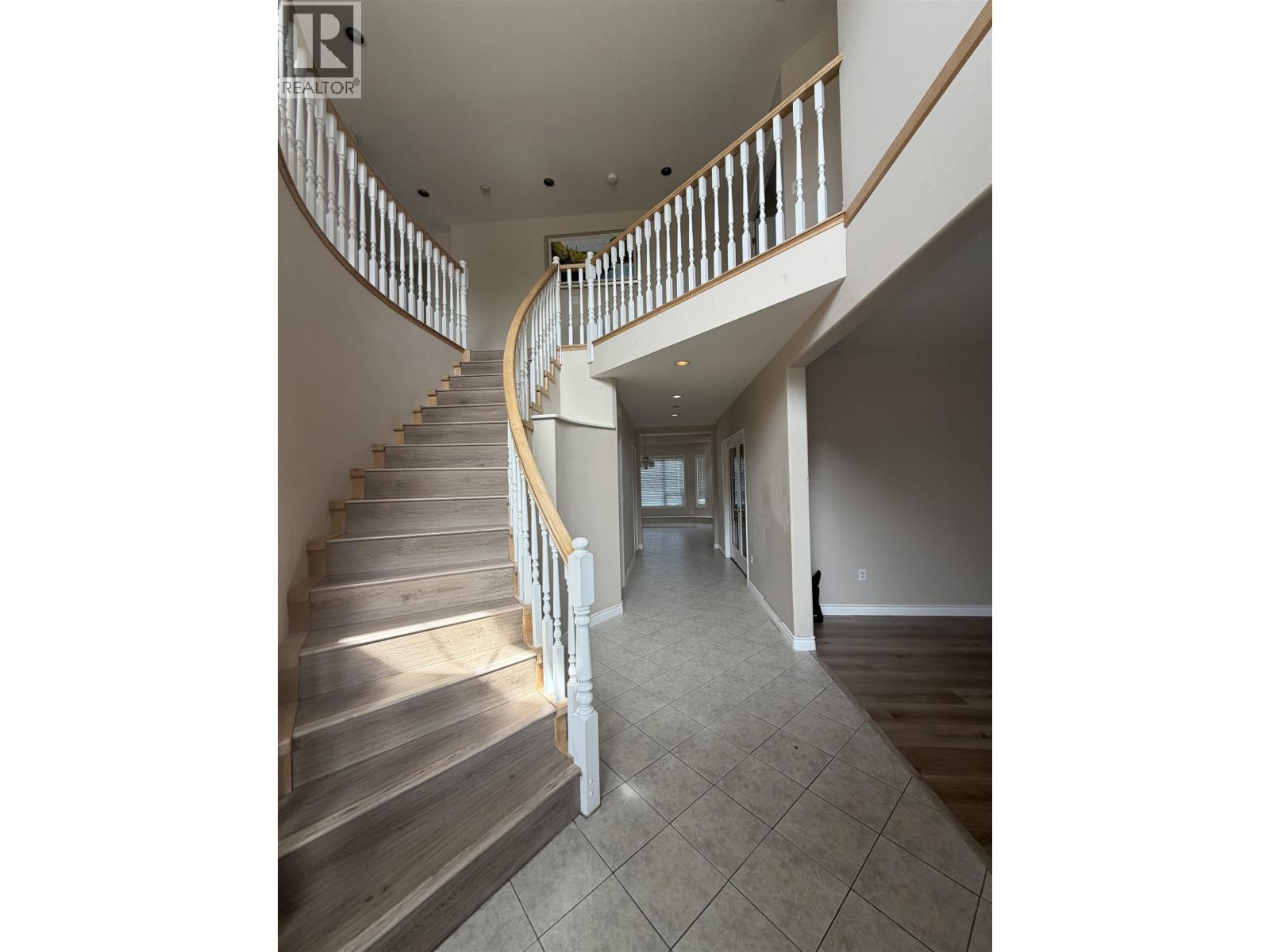 9228 PINEWELL CRESCENT 5 Beds House for Rent - Photo gallery 2