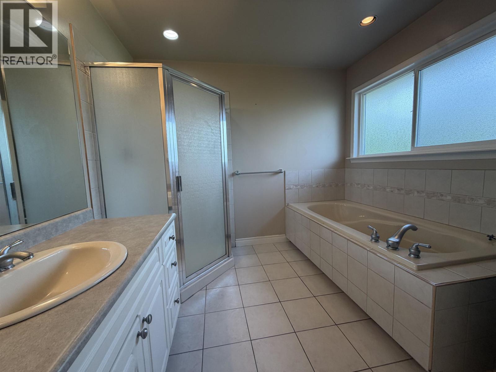 9228 PINEWELL CRESCENT 5 Beds House for Rent - Photo gallery 5