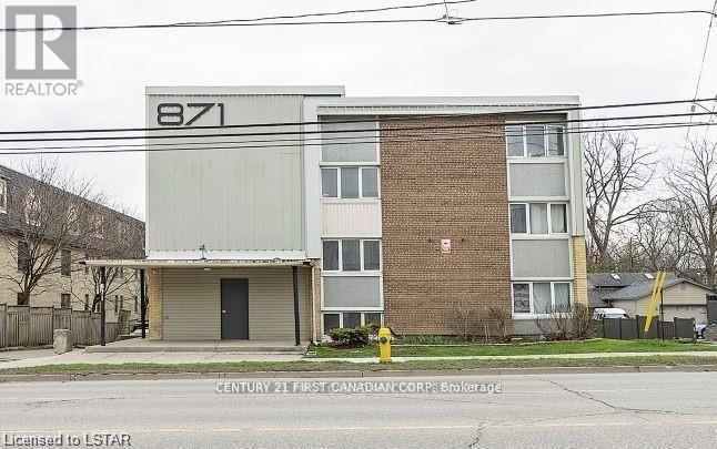 A building with the number 871 on it.