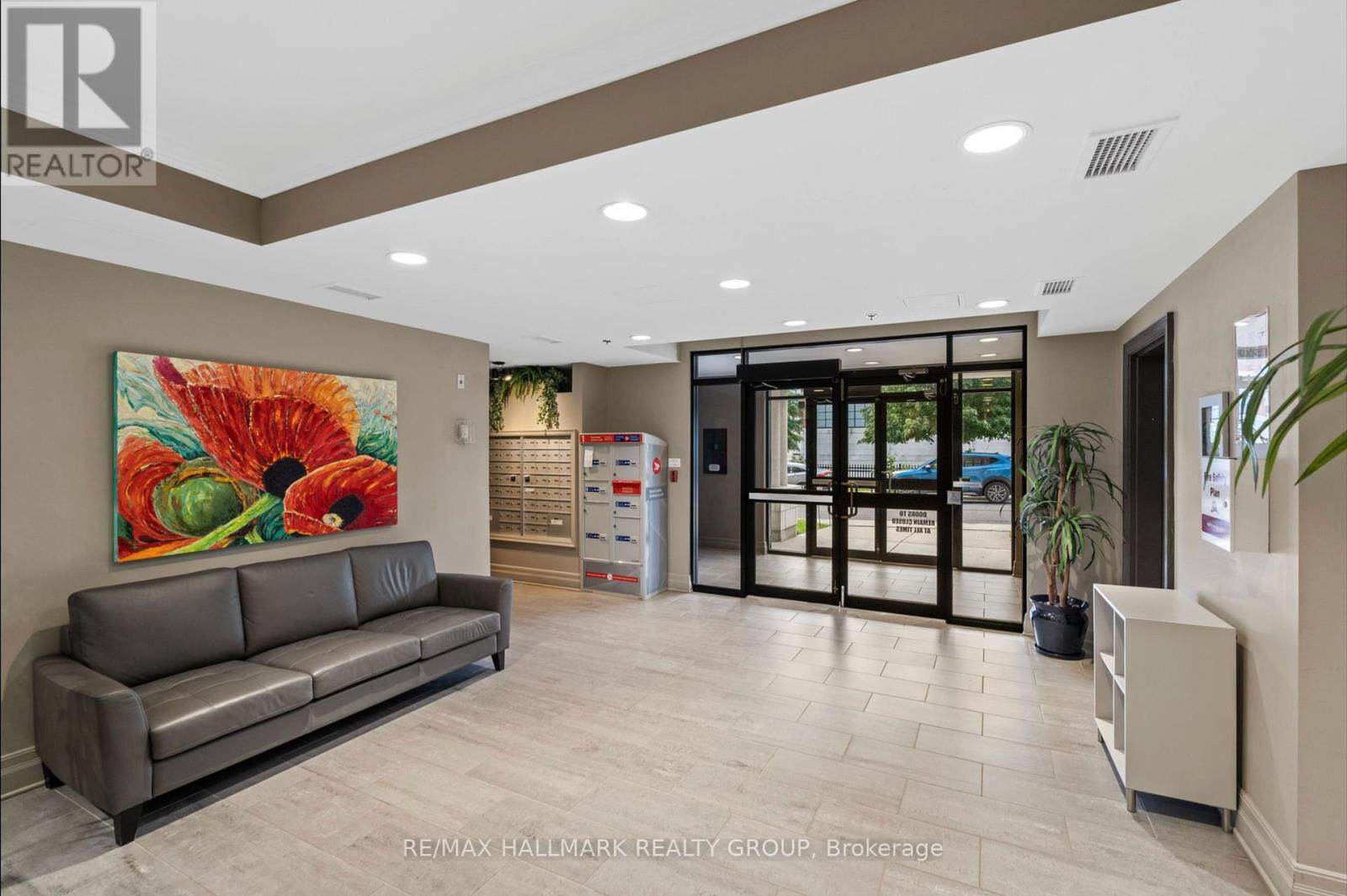 A RE/MAX Hallmark Realty Group office in Brokerage.