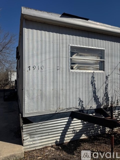 A white building with the number 1910 on it.
