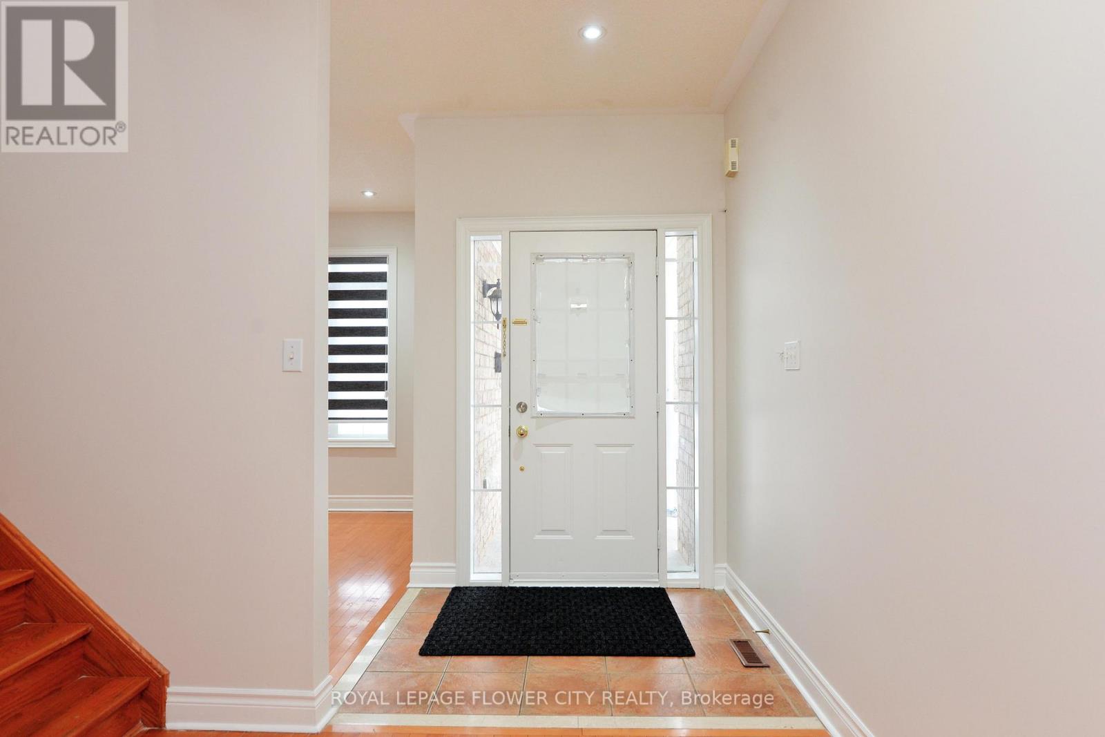 MAIN AND 2ND FLOOR - 104 BONISTEL CRESCENT 4 Beds House for Rent - Photo gallery 4