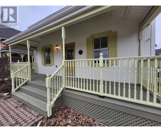 A house with a porch and a covered patio.
