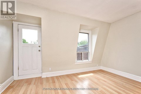 UPPER#2 - 1932 QUEEN STREET E 2 Beds Apartment for Rent