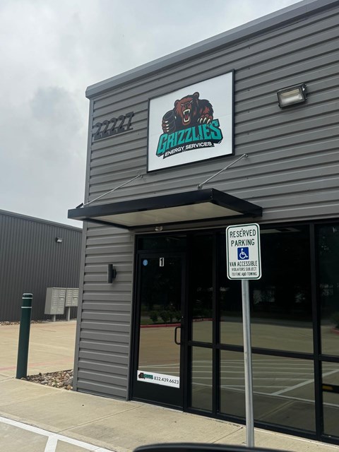 A building with a sign that says Rizzlies on it.