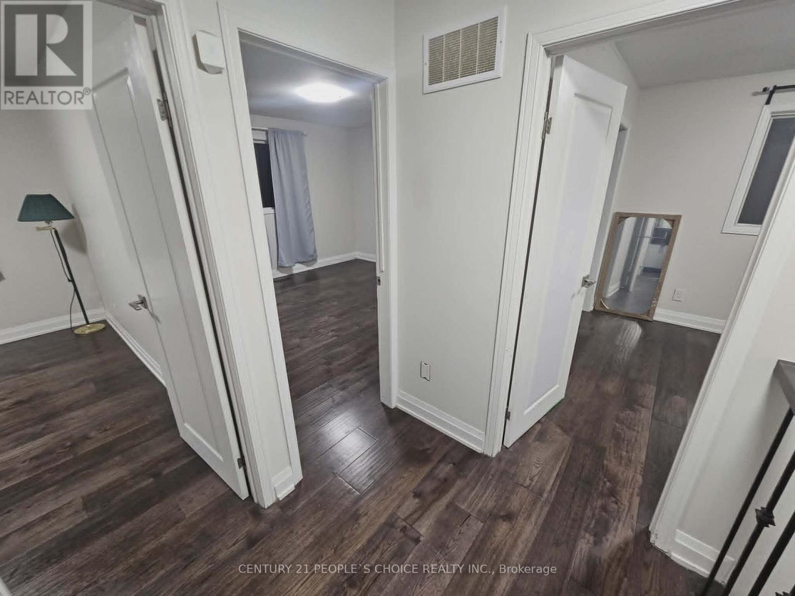 UPPER - 82 JOHN LINDSAY COURT 3 Beds House for Rent - Photo gallery 1