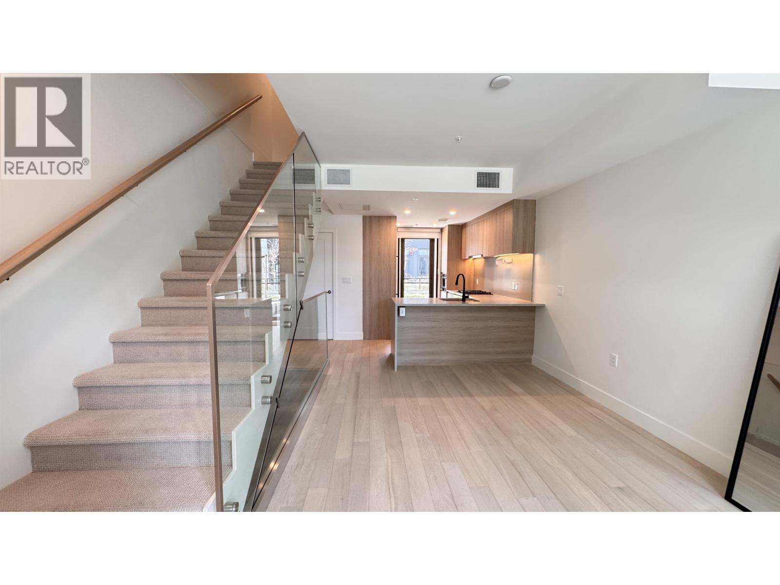 6258 OAK STREET 3 Beds Home, Townhouse for Rent - Photo gallery 1