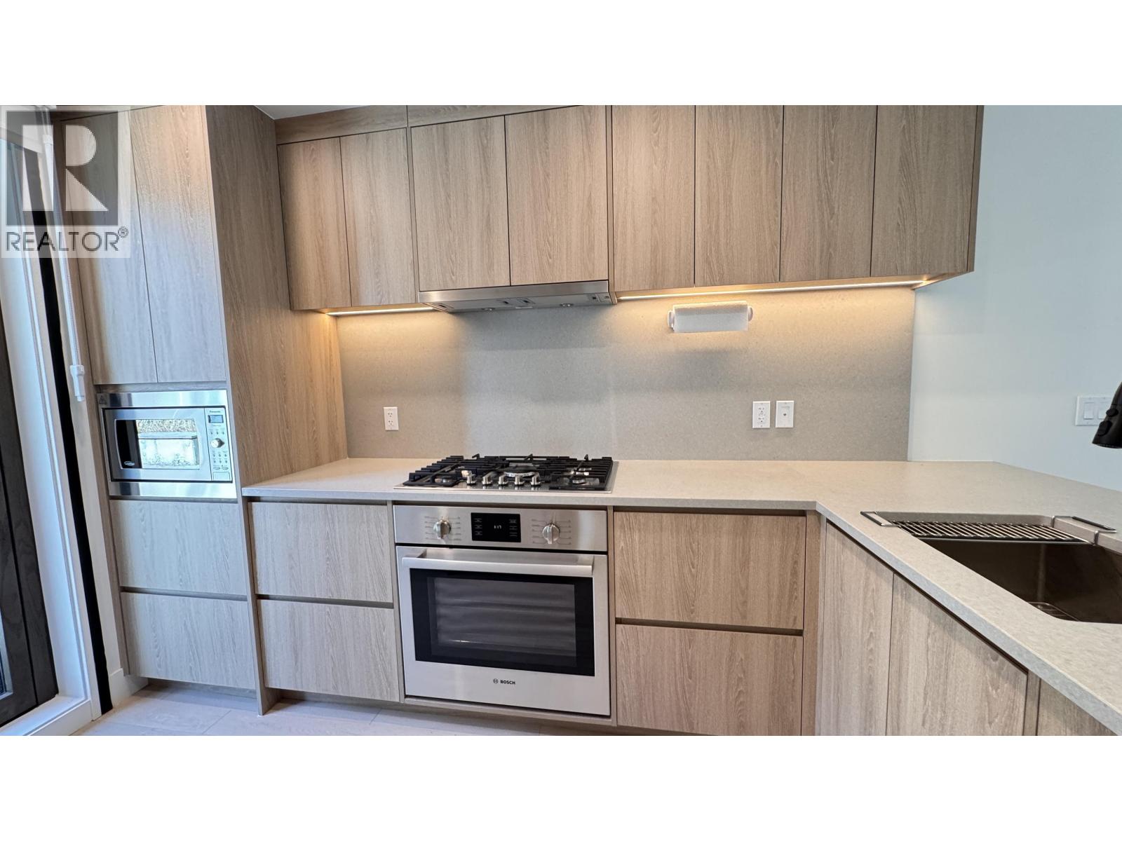 6258 OAK STREET 3 Beds Home, Townhouse for Rent - Photo gallery 3