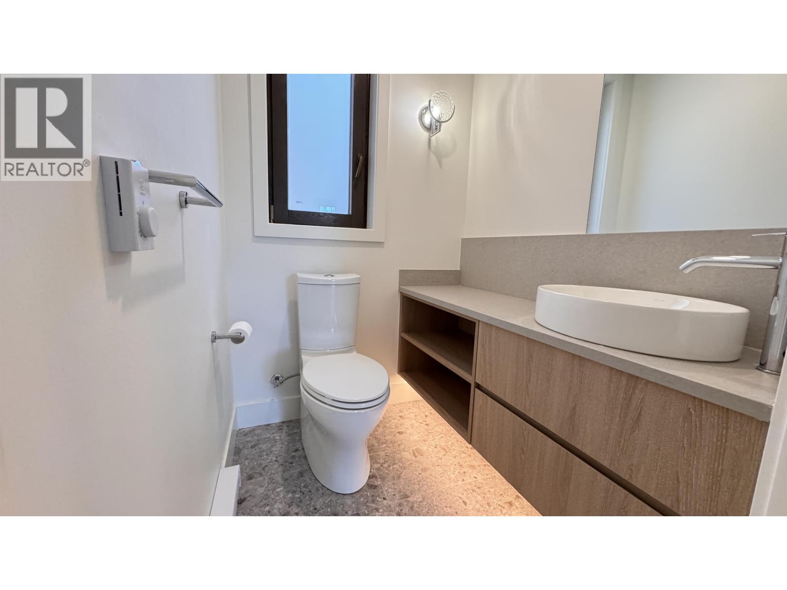 6258 OAK STREET 3 Beds Home, Townhouse for Rent - Photo gallery 4