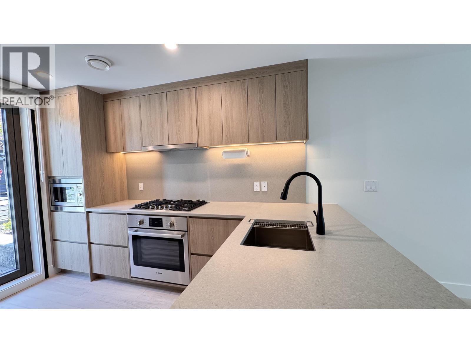 6258 OAK STREET 3 Beds Home, Townhouse for Rent - Photo gallery 5