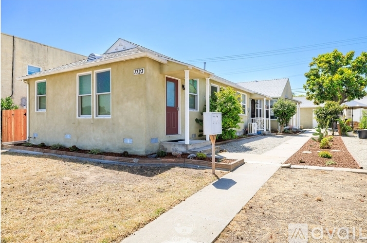 A house with the number 1723 on it is for sale.
