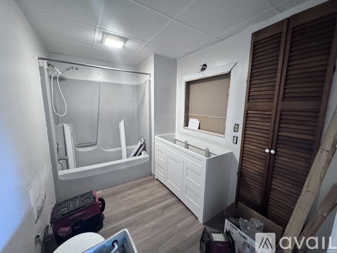 A bathroom with a toilet, sink, and bathtub.
