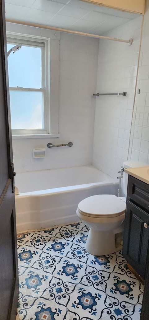 A bathroom with a toilet and a bathtub.