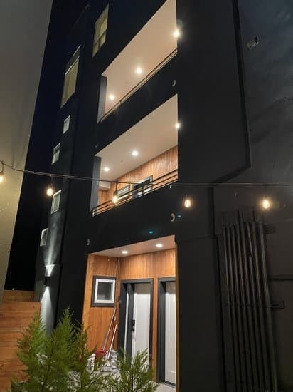 A modern building with a balcony and a staircase.