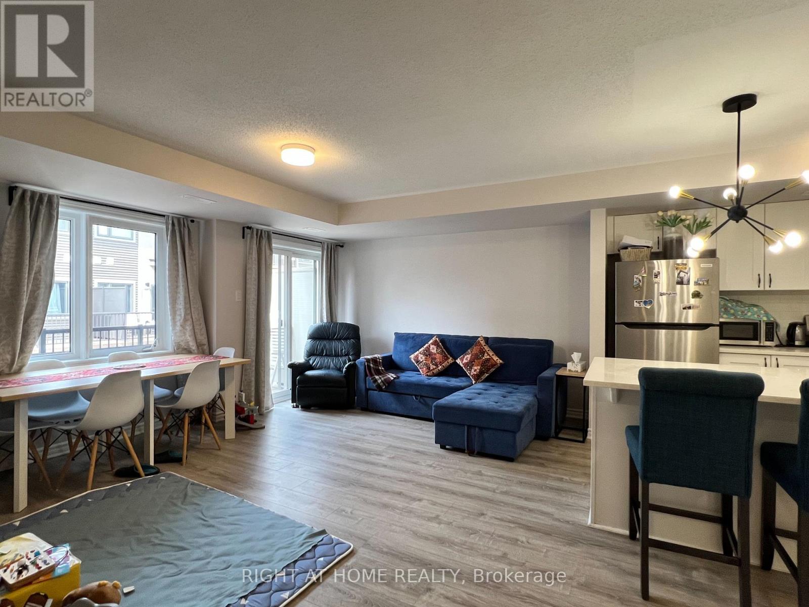 131 ANTHRATICE PRIVATE 2 Beds Condo, Home, Townhouse for Rent - Photo gallery 2